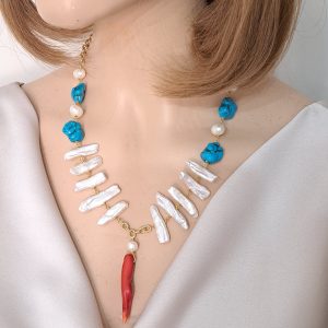 Collana perle bianche , turchese e cornetto corallo rosso , collana girocollo estate