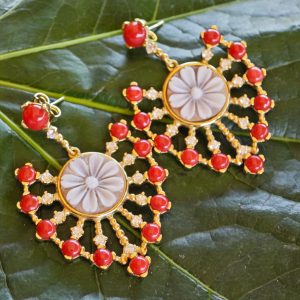 Orecchini cammeo  conchiglia sardonica e corallo rosso mediterraneo in argento 925 placcato oro, gioielli italiani