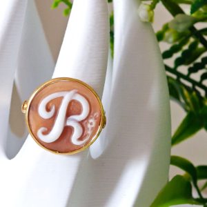 Anello iniziale tuo nome in cammeo conchiglia sardonica e argento 925 placcato oro, gioielli italiani