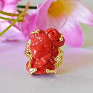 Anello cammeo  pasta di corallo rosso e ottone dorato, anello maxi, gioielli italiani