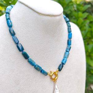 Collana pietre dure apatite blu e perle barocche bianche, collana girocollo
