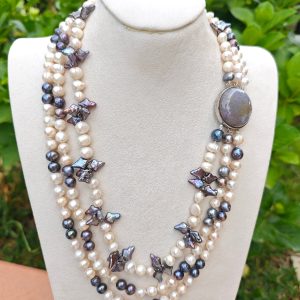 Collana girocollo perle bianche e grigie  con chiusura gioiello vintage , collana multifilo, gioielli italiani