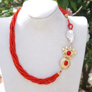 Collana girocollo corallo rosso con perle barocche bianche, collana multifilo, gioielli italiani