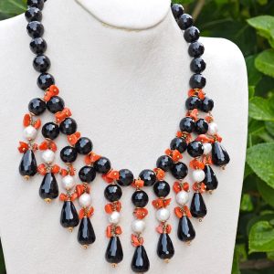 Collana pietre goccia onice nero, perle bianche e corallo rosso mediterraneo, collana girocollo