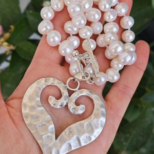 Collana perle bianche con cuore grande argentato , collana girocollo