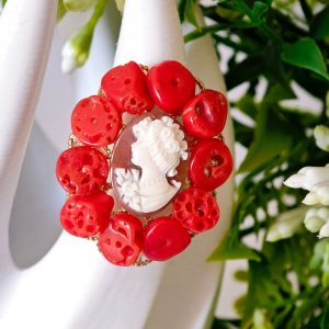 Anello maxi cammeo conchiglia sardonica ei corallo rosso naturale in ottone dorato,  gioielli italiani
