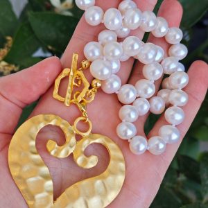 Collana perle bianche con cuore  grande dorato, collana girocollo