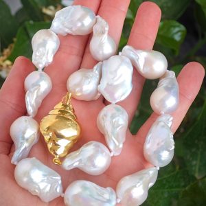 Collana girocollo perle barocche bianche con chiusura in argento 925 placcato oro,  gioielli italiani