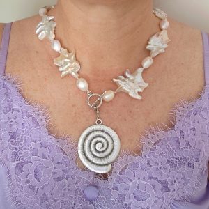 Collana  perle  bianche con pendente conchiglia, collana maxi girocollo, gioielli italiani