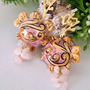Orecchini pesci ceramica Caltagirone, pietre quarzo rosa, orecchini siciliani