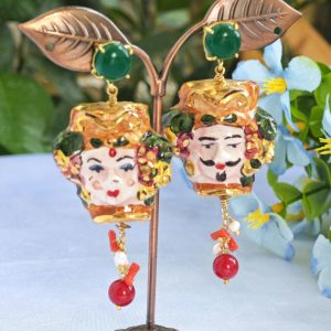 Orecchini siciliani con teste di moro in ceramica Caltagirone,  perle bianche e corallo
