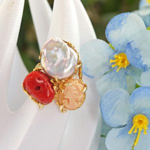 Anello cammeo conchiglia sardonica , corallo rosso e perla barocca bianca , anello argento 925 placcato oro , gioielli italiani