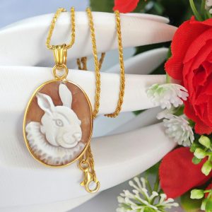 Collana Mr. Rabbit in cammeo conchiglia sardonica e argento 925 placcato oro , gioielli italiani