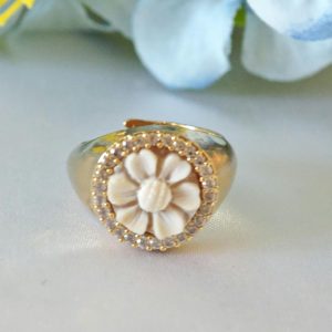 Anello cammeo fiore in conchiglia sardonica con zirconi , gioielli italiani