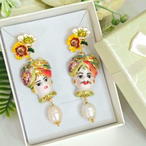 Orecchini ceramica Caltagirone e perle bianche , orecchini teste di moro e fiori smaltati , orecchini siciliani