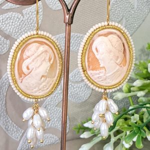 Orecchini  cammeo conchiglia sardonica e perle bianche grappolo , orecchini argento 925, gioielli italiani