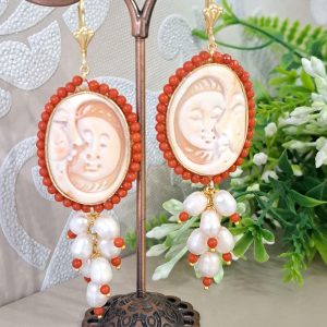 Orecchini  cammeo conchiglia sardonica e perle bianche grappolo, gioielli italiani