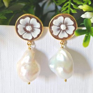 Orecchini cammeo conchiglia sardonica con perle barocche bianche e argento 925 placcato oro, gioielli italiani