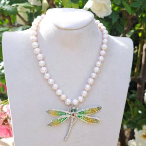 Collana girocollo perle bianche con pendente libellula in argento 925 con zirconi,  rubini e smeraldi,  gioielli italiani