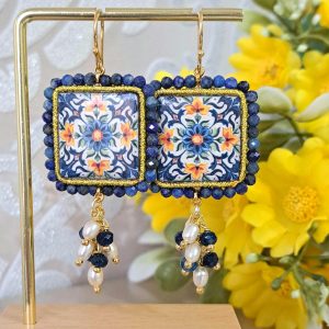Orecchini piastrelle ceramica di Caltagirone, perle bianche e pietre agata blu ,orecchini argento 925 placcato oro, orecchini siciliani
