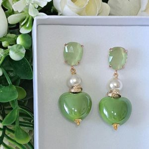 Orecchini San Valentino con cuori ceramica e perle bianche  , orecchini quarzo verde