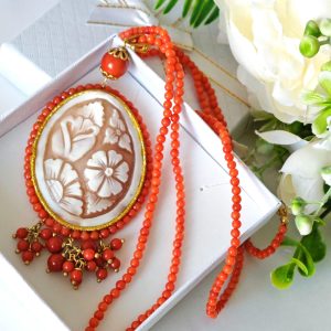 Collana lunga con pendente cammeo conchiglia sardonica e corallo rosso, gioielli italiani