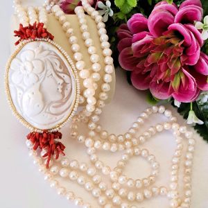 Collana cammeo conchiglia sardonica e perle bianche barocche e argento 925 placcato oro, collana maxi , gioielli italiani