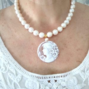Collana cammeo conchiglia sardonica , collana perle bianche, gioielli italiani