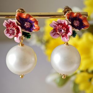 Orecchini perle di Majorca bianche e fiori smaltati