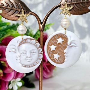 Orecchini cammeo Sole e Luna in conchiglia sardonica e argento 925 placcato oro, gioielli italiani