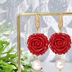 Orecchini rose rosse e perle bianche , orecchini pendenti