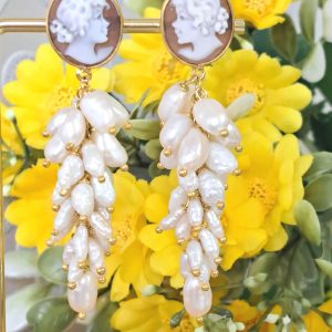 Orecchini  cammeo conchiglia sardonica e perle bianche , orecchini argento 925 placcato oro, gioielli italiani