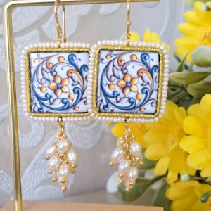 Orecchini ceramica Caltagirone, grappolo perle bianche  , orecchini siciliani