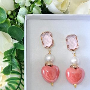 Orecchini San Valentino con cuori ceramica e perle bianche  , orecchini cristalli