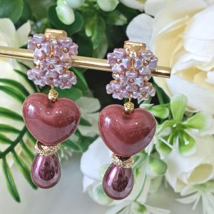 Orecchini a clip con cuori ceramica e perle goccia viola , orecchini fiori