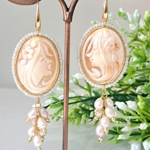 Orecchini  cammeo conchiglia sardonica con grappolo perle bianche , gioielli italiani