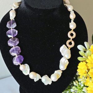 Collana girocollo perle barocche bianche con pietre dure ametista e chiusura gioiello con cristalli,  gioielli italiani