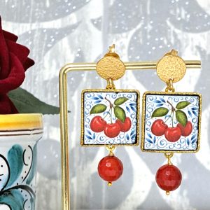 Orecchini piastrelle in ceramica di Caltagirone  con perle corallo rosso , orecchini siciliani