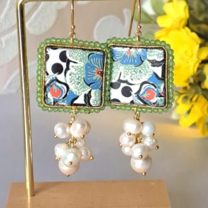 Orecchini ceramica Caltagirone, grappolo perle bianche , orecchini siciliani,