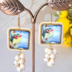 Orecchini ceramica Caltagirone, grappolo perle bianche , orecchini siciliani