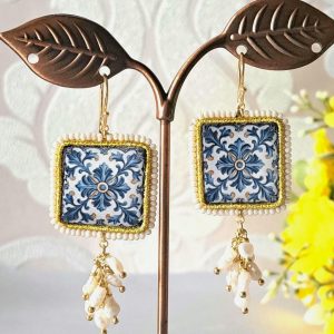 Orecchini piastrelle ceramica Caltagirone con grappolo perle bianche  , orecchini siciliani