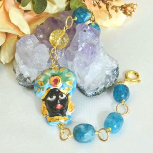 Bracciale testa di moro in ceramica di Caltagirone e pietre calcedonio blu , bracciale siciliano