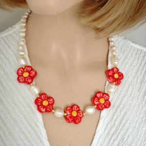Collana fiori in ceramica di Caltagirone, collana perle bianche, collana siciliana