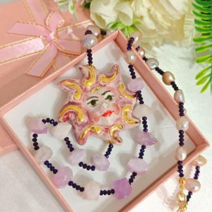 Collana Sole ceramica di Caltagirone con pietre dure kunzite e perle malva, collana siciliana