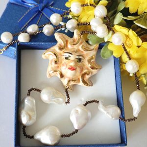 Collana Sole ceramica di Caltagirone con perle bianche barocche , collana siciliana