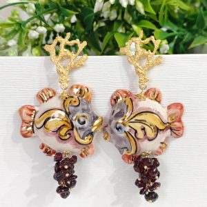 Orecchini siciliani con pesci ceramica Caltagirone e pietre granato