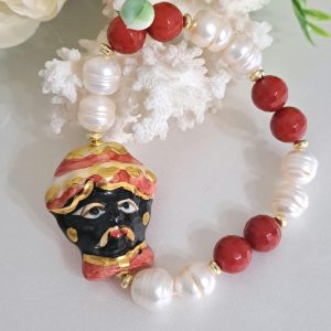 Bracciale testa di moro in ceramica di Caltagirone, bracciale perle bianche e corallo rosso, bracciale siciliano
