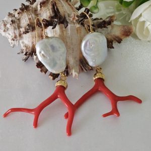 Orecchini perle barocche bianche e corallo rosso mediterraneo con argento 925 placcato oro, gioielli italiani