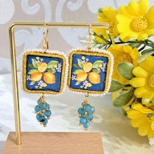 Orecchini  ceramica Caltagirone con perle bianche e pietre dure agata blu, orecchini siciliani