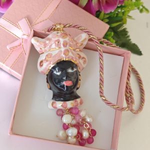 Collana a corda con testa di moro in ceramica Caltagirone e perle bianche e agata rosa, collana siciliana
